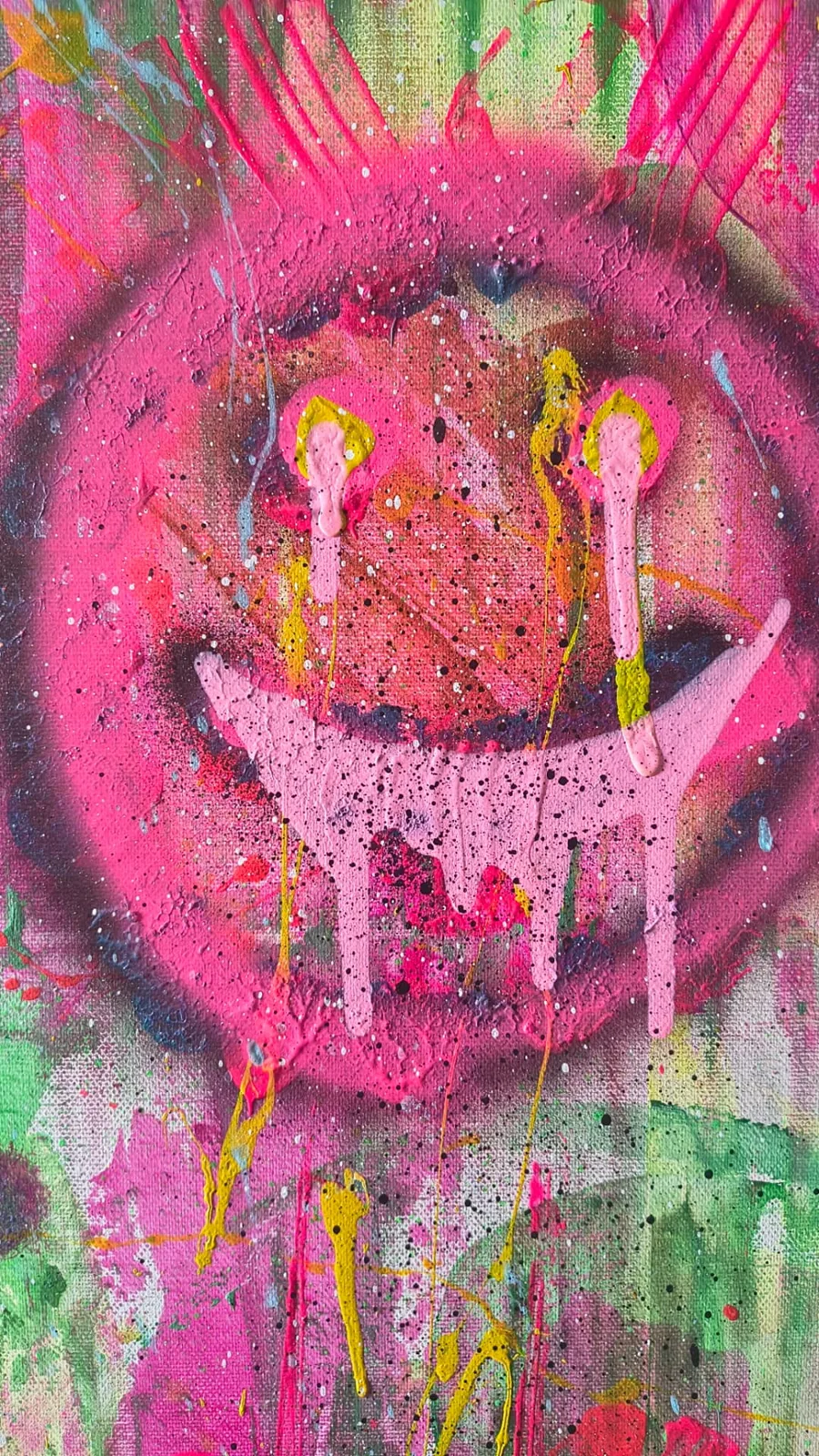 Detail eines abstrakten Werkes von Nicole Hartmann mit pinkem Gesicht und bunten Farbspuren.